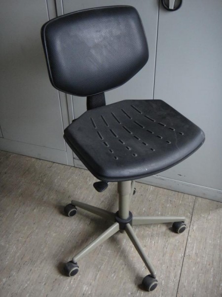 Werkstattstuhl, Arbeitsstuhl Schwarz, Arbeitshocker, Hocker bzw. Stuhl für Produktion